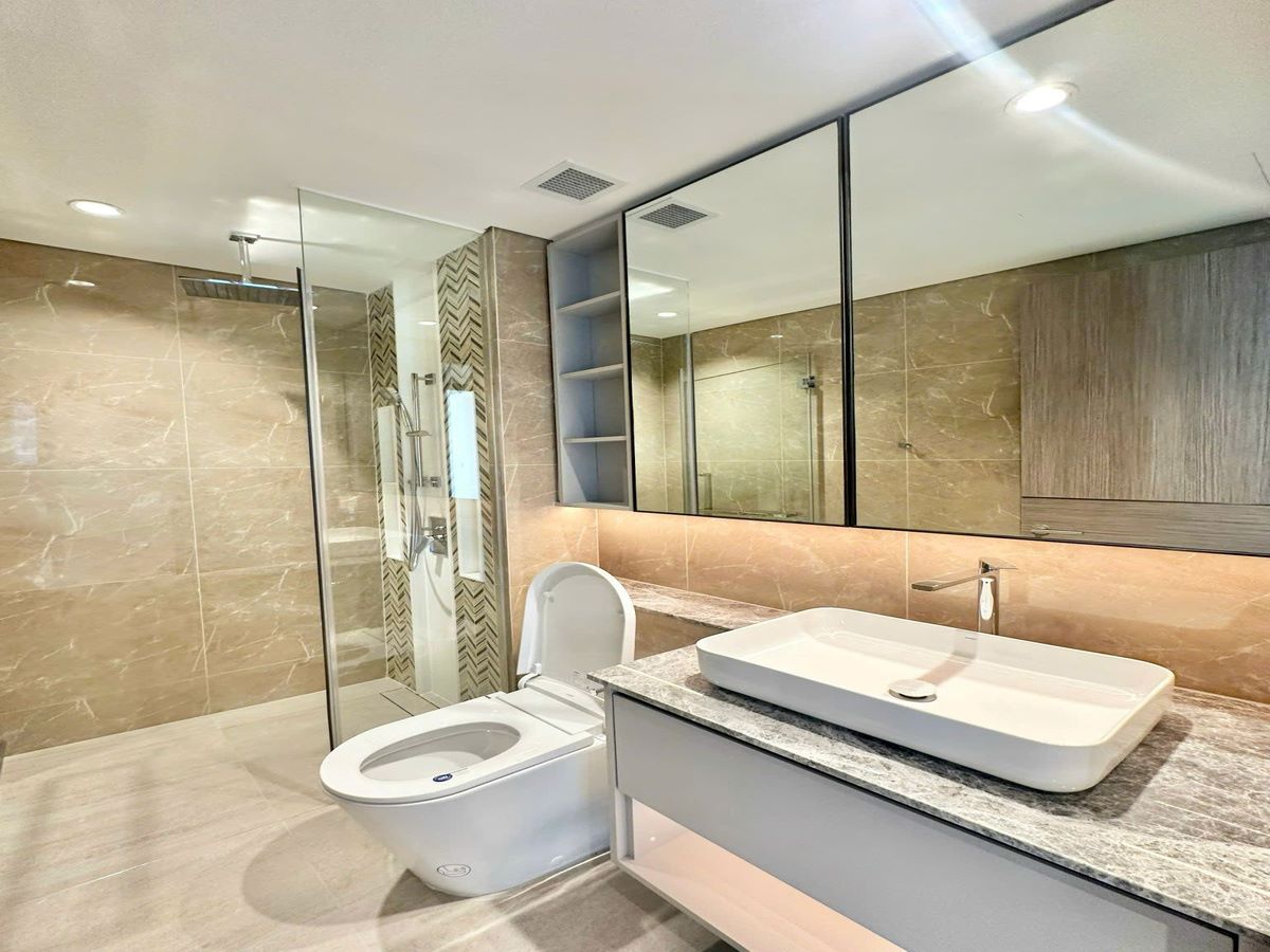 Gương lớn và vách ngăn kính